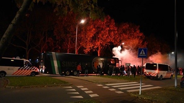 Фанаты «Фейеноорда» забросали автобус команды, требуя отставки Стама